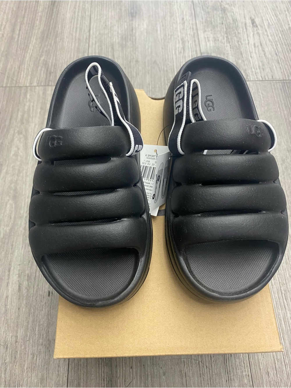 UGG Kids Sport Yeah Black Sandals New in Box